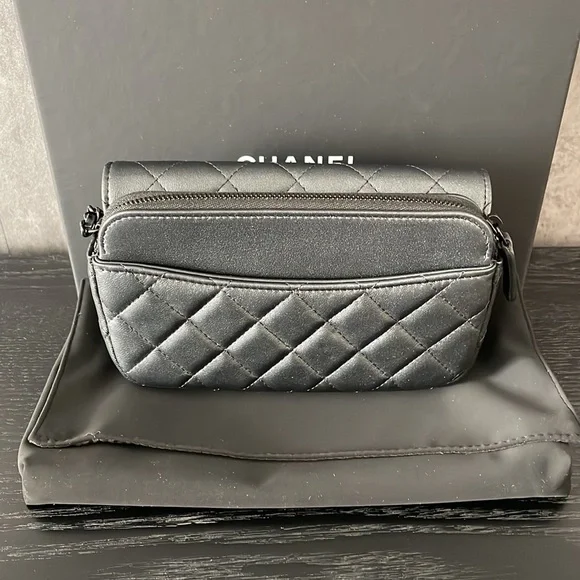 LIMITED EDITION CHANEL SO BLACK QUILTED FLAP PHONE HOLDER WITH CHAIN - Picture 3 of 9